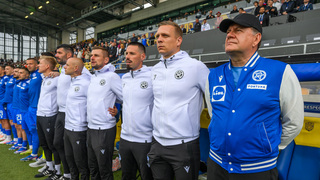 Už som videl tie titulky, vydýchol si Weiss. Premiéru proti 162. tímu sveta si neužíval, Strelec skončil v nemocnici