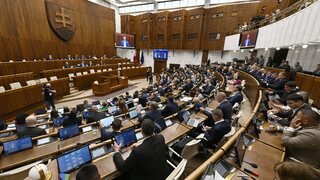 Odvolávanie ministra Kaliňáka sa odkladá na štvrtok. Parlament nebol uznášaniaschopný ani na druhý pokus