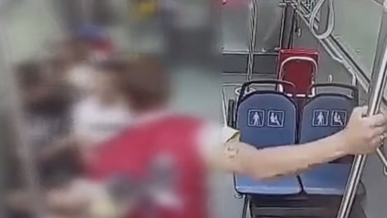 VIDEO: Agresívny cestujúci v bratislavskej MHD udieral vodiča päsťou. Polícia už výtržníka vypátrala a čelí obvineniu