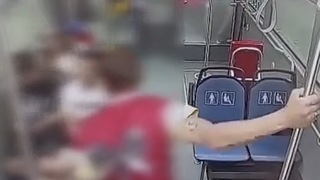VIDEO: Agresívny cestujúci v bratislavskej MHD udieral vodiča päsťou. Polícia už výtržníka vypátrala a čelí obvineniu