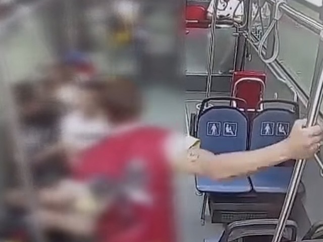 VIDEO: Agresívny cestujúci v bratislavskej MHD udieral vodiča päsťou. Polícia už výtržníka vypátrala a čelí obvineniu