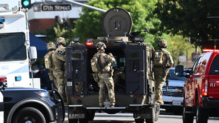 Pätnásť hodín drámy. Muž držal v banke rukojemníkov, po vyjednávaní zasiahli agenti FBI a zastrelili ho