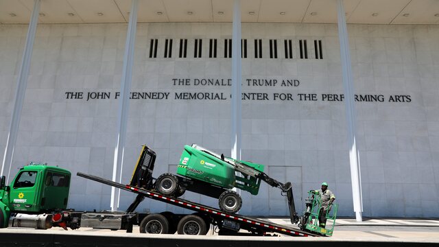 trump kennedy center.jpg