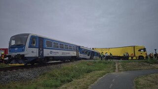Zrážka vlaku s kamiónom Česku si vyžiadala zranených. Dopravu na trati obnovia v sobotu