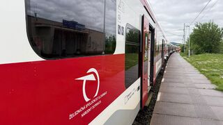 Extrémne vysoké teploty zasiahli aj dopravu. Na viacerých železničných úsekoch nejazdia vlaky