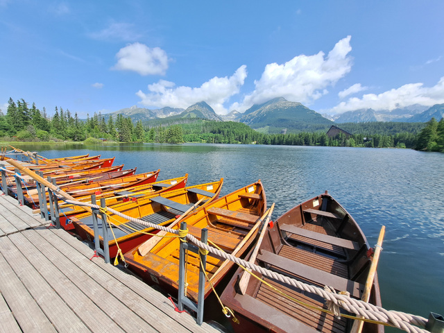 Vysoké Tatry oficiálne otvorili letnú sezónu. Štrbské pleso ožilo tradičným člnkovaním, ktoré má vyše storočnú históriu
