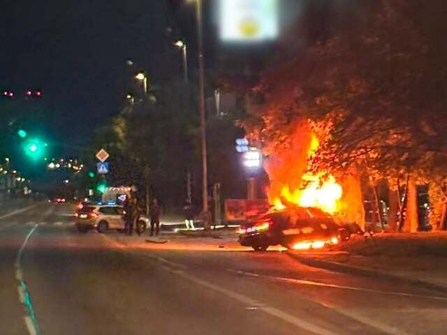 Opitý a zdrogovaný vodič havaroval v Bratislave. Po náraze do stĺpa začalo auto horieť