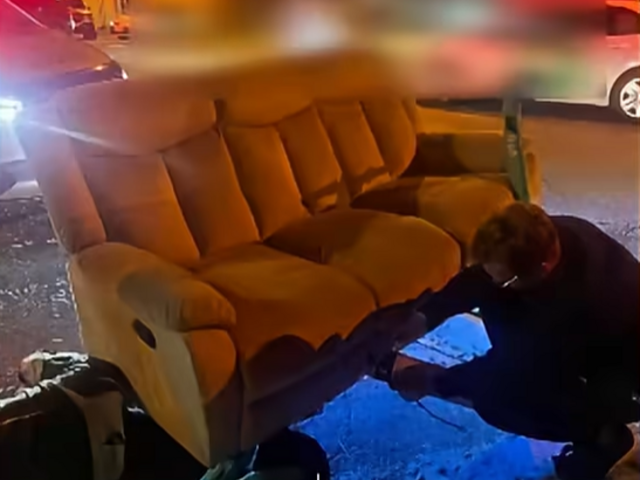 VIDEO: Čo sa to premávalo po nočnej Bratislave? Mladíci brázdili ulice na pojazdnom gauči, bizarnú jazdu ukončila polícia
