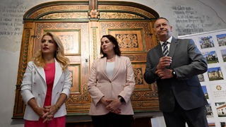 Dom Majstra Pavla z Levoče čaká obnova. Šimkovičová odovzdala kľúče od pamiatky stavbyvedúcemu