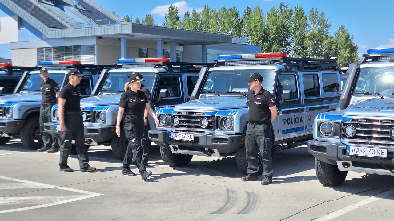policajné autá policajti Maškarová
