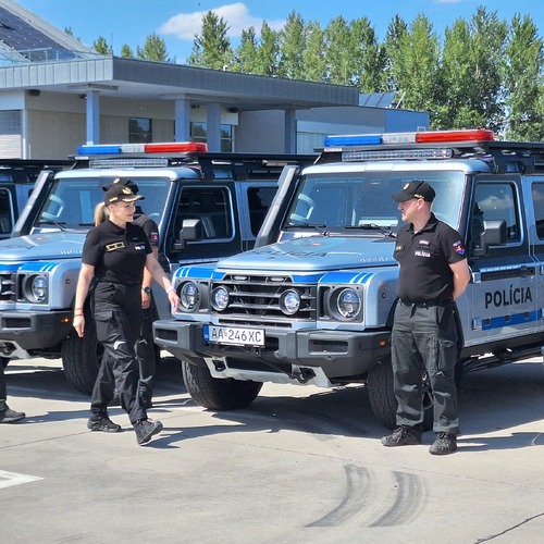 policajné autá policajti Maškarová