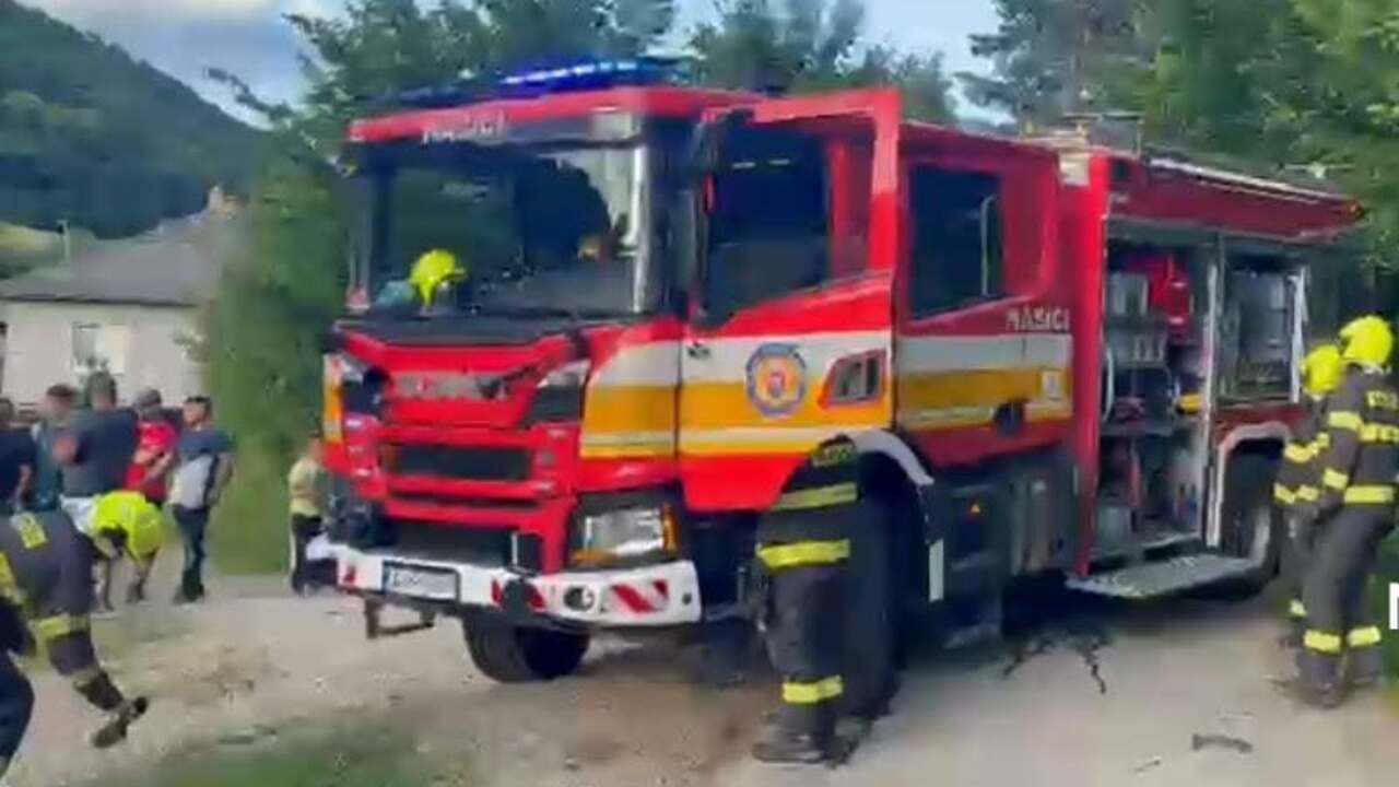 Nehoda pri Rožňave. Auto skončilo v priekope, medz