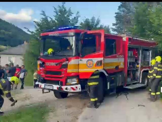 Nehoda pri Rožňave. Auto skončilo v priekope, medzi piatimi zranenými sú aj deti. Privolať museli vrtuľník