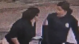 VIDEO: Chcela ukázať zbraň kamarátke, prišiel nečakaný výstrel. Policajtka zasiahla mladú ženu do brucha
