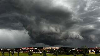 RADAR: Obyvateľov Česka zmiatli „tornáda“. Slovensko zasahujú ďalšie vlny búrok, platia výstrahy 