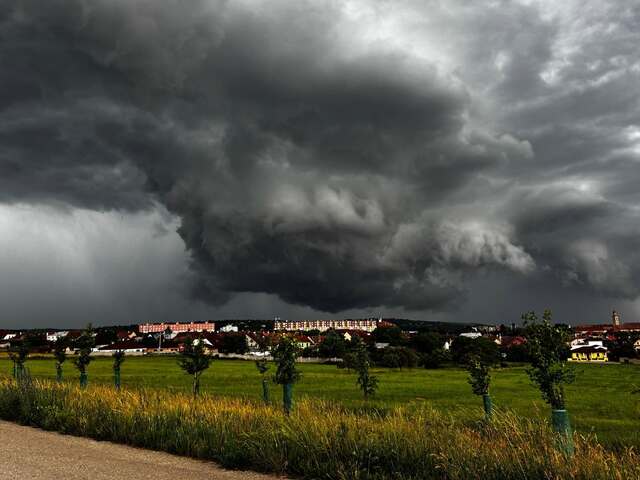 RADAR: Obyvateľov Česka zmiatli „tornáda“. Slovensko zasahujú ďalšie vlny búrok, platia výstrahy 