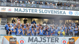 Príde legenda? Slovan začína prípravu, ale „nový“ tréner si užíva na vidieku. Kmotrík prehovoril o rokovaniach