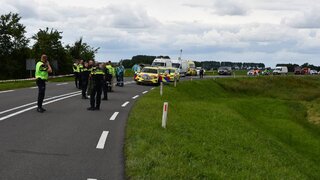 Auto narazilo do skupiny školákov na bicykloch. Vodič zabil tri deti a vedúceho počas výletu