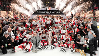 Dominancia Caroliny vo finále NHL je spečatená. Hurricanes zdolali Vegas a po dvoch dekádach oslavujú Stanleyho pohár