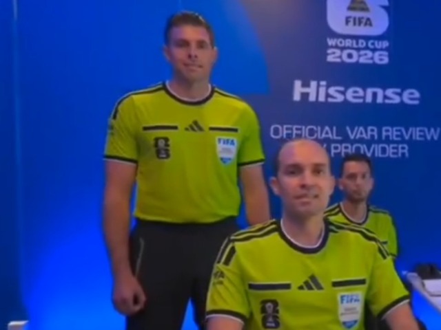 Neonacista na MS? Rozhodca čelí vážnemu obvineniu, jeho gesto v miestnosti VAR zachytili kamery