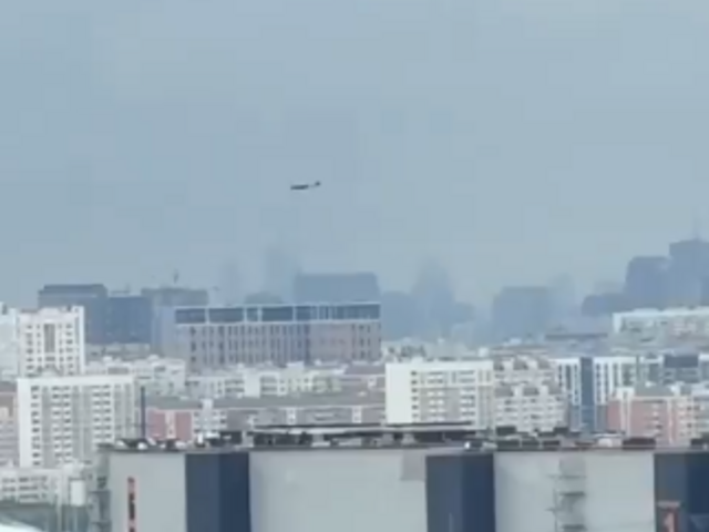 Masívny útok dronov na ruskú metropolu. Zásah utrpela aj miestna rafinéria, Moskva hlási desiatky zničených strojov