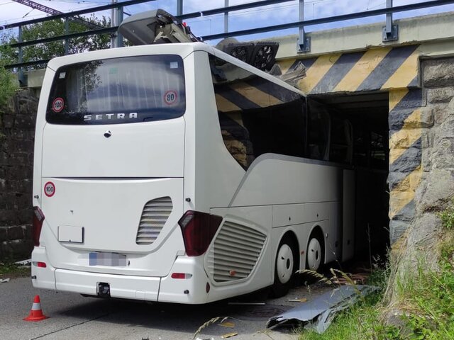 Autobus s turistami uviazol pod viaduktom v Česku. Štyria ľudia sa zranili, vozidlo prišlo o strechu
