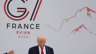 Samit G7 finišuje. Donald Trump pri príchode za rokovací stôl pred lídrami zažartoval, že „on je tu šéf“