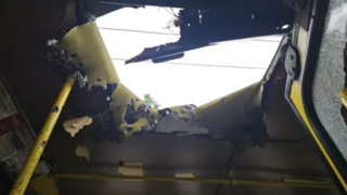 Ukrajinský dron zasiahol autobus s deťmi a zabil ženu, tvrdia ruské úrady. Kyjev: V oblasti sme v tom čase neútočili