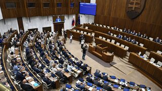 Vláda napokon predstúpi pred poslancov parlamentu. Po verdikte Ústavného súdu musí oficiálne požiadať o dôveru