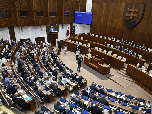 Vláda napokon predstúpi pred poslancov parlamentu. Po verdikte Ústavného súdu musí oficiálne požiadať o dôveru