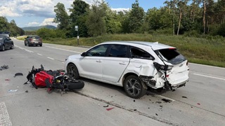Zrážka motocyklistu s osobným autom ochromila dopravu na Záhorí. Na ceste do Malaciek musel pristáť aj vrtuľník