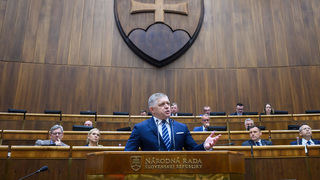 Vláda žiada parlament o dôveru. Poslanci rokujú o mimoriadnom bode programu po prekročení dlhovej brzdy