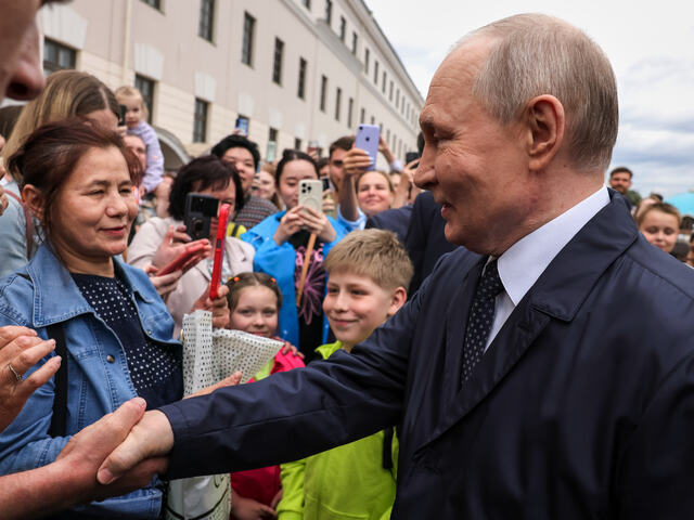 Putin sa po dlhých mesiacov objavil mimo Moskvy či Petrohradu. V Kazani obklopený bezpečnostnými zložkami vyšiel medzi ľudí