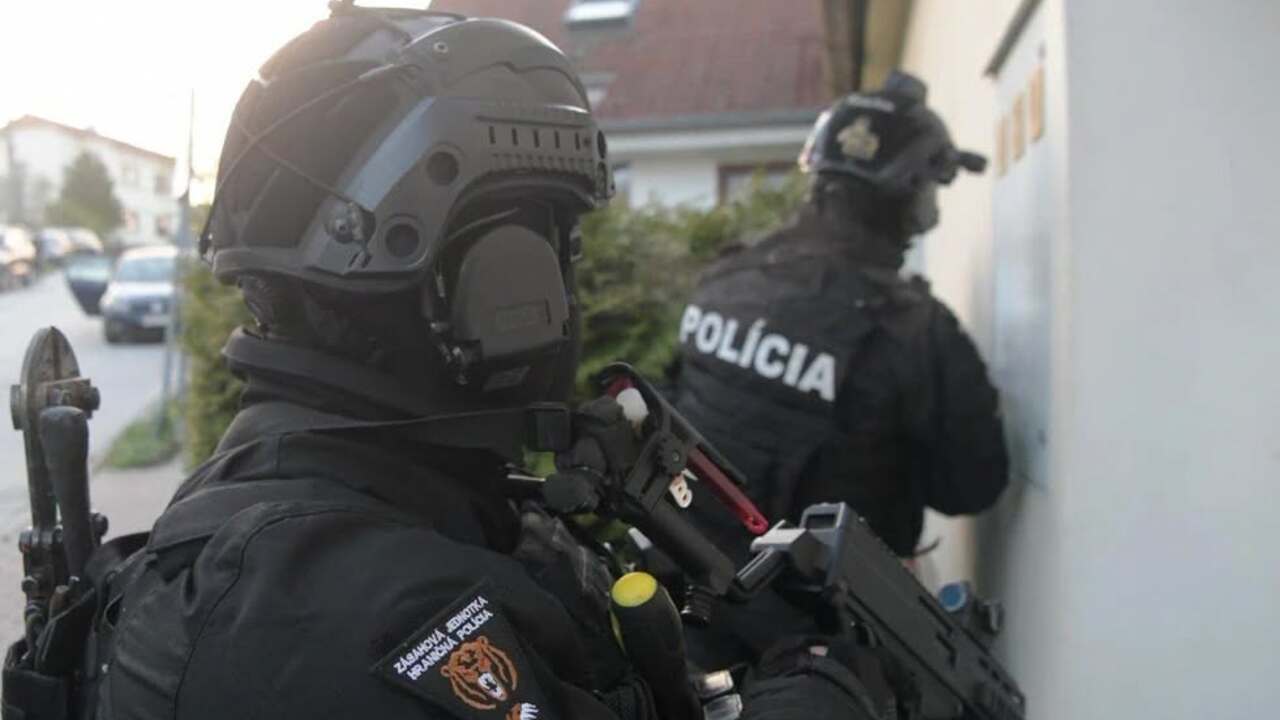 policia policajny zasah policajti