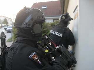 policia policajny zasah policajti