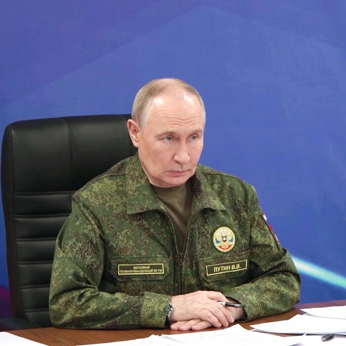 putin v uniforme.jpg