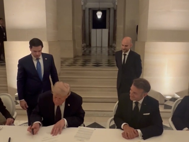 VIDEO: Americký prezident prekvapil Francúzov podpisom zmluvy pri večeri. Podľa Macrona išlo o celkom spontánny krok