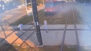 VIDEO: Sekunda nepozornosti a nešťastie je na svete. V bratislavskej Karlovej Vsi zrazila električka maloletého chlapca