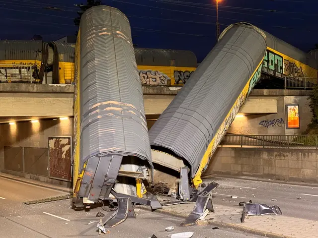 V Mníchove sa po zrážke vlakov zrútili vagóny z mosta na ulicu. Jedna osoba osoba nehodu neprežila