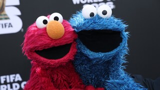 Elmo a cookie monster na ms vo futbale