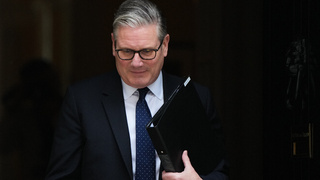 Británia predčasne prišla o ďalšieho premiéra. Starmer rezignoval a končí aj ako líder labouristov