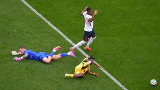 VAR bol asi na káve. Angličania unikli „jasnej“ penalte a podľa nového pravidla aj červenej pre Bellinghama