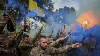 ukrajina jednotka azov brigáda „Azov“ počas pohrebného obradu páli svetlice na počesť padlého spolubojovníka Ihora Kusocheka v Travkine v Černihivskej oblasti na Ukrajine