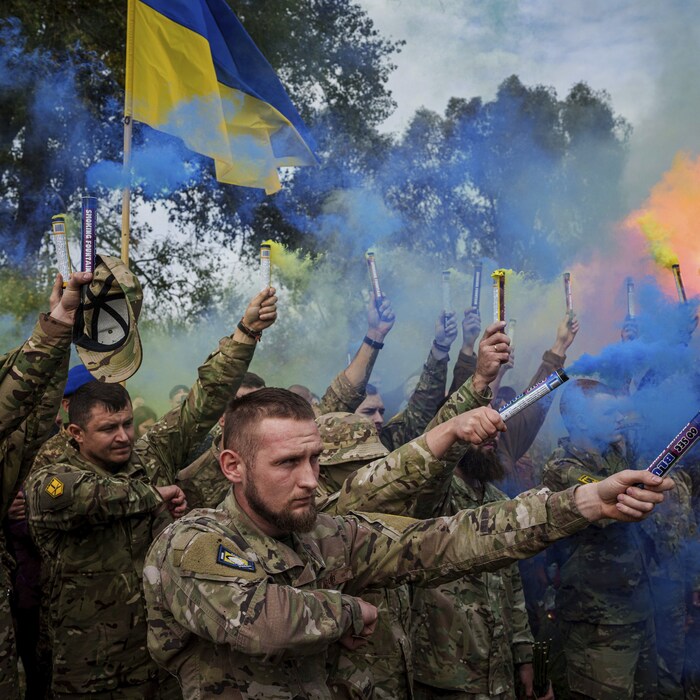 ukrajina jednotka azov brigáda „Azov“ počas pohrebného obradu páli svetlice na počesť padlého spolubojovníka Ihora Kusocheka v Travkine v Černihivskej oblasti na Ukrajine