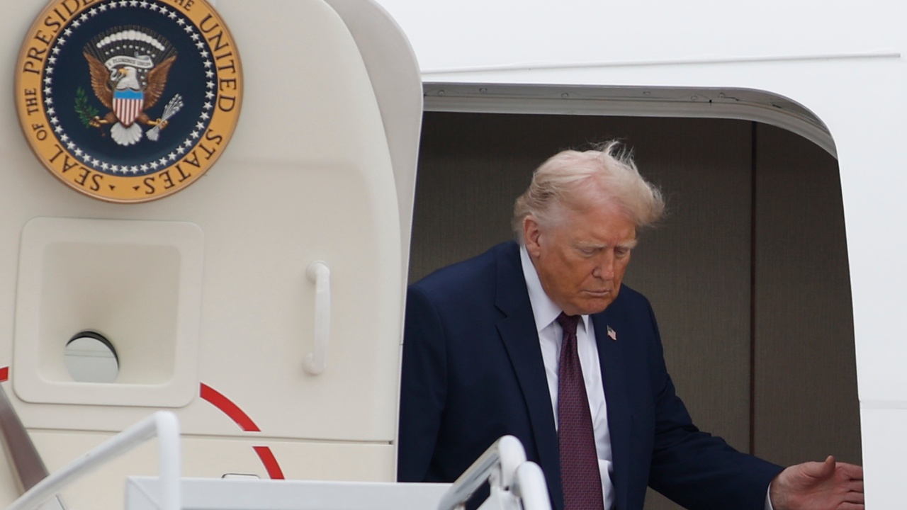 tump air force one.jpg