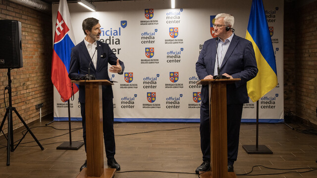 MZV_Minister J. Blanár na spoločnej tlačovej konferencii s ukrajinským ministrom A. Sybihom v meste Vinnycia.jpg