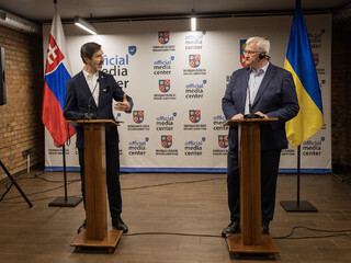 MZV_Minister J. Blanár na spoločnej tlačovej konferencii s ukrajinským ministrom A. Sybihom v meste Vinnycia.jpg