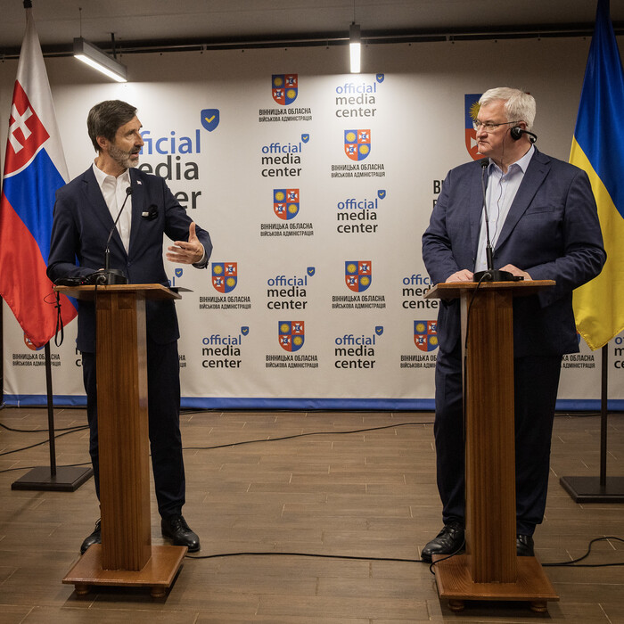 MZV_Minister J. Blanár na spoločnej tlačovej konferencii s ukrajinským ministrom A. Sybihom v meste Vinnycia.jpg
