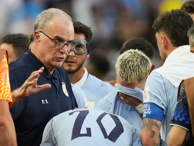 Vzbura pred kľúčovým zápasom. Hráči nabehli na trénera, ale Argentínčan s prezývkou šialenec ich prekvapil