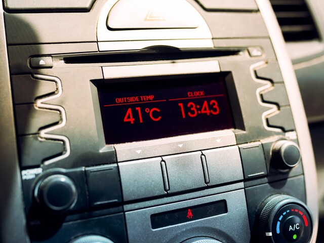 Čierne auto sa rozpáli viac, no problém je inde. Vnútri rozhoduje najmä skleníkový efekt, čo môže pomôcť?